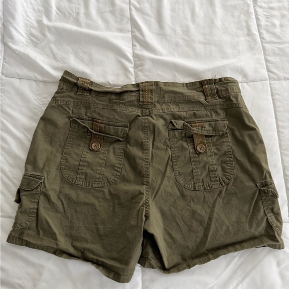 Gloria Vanderbilt Women’s Olive Army Green Cargo Shorts Size 12 Hiking Outdoors - Picture 2 of 7